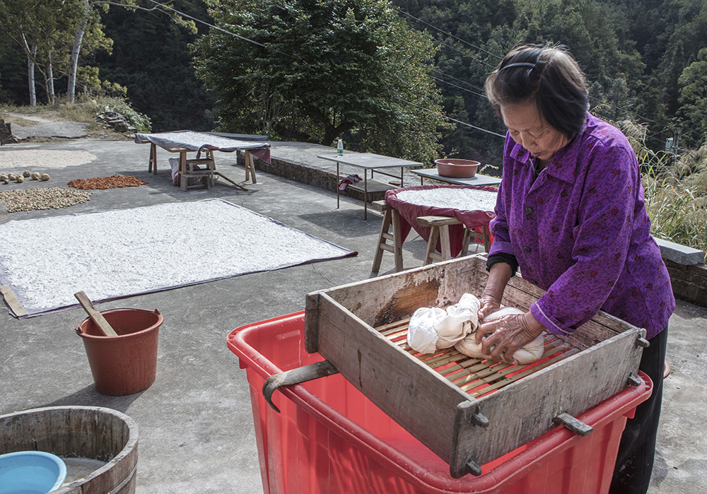 老农民通过小作坊里制作地瓜粉,自产自销,脱贫致富.