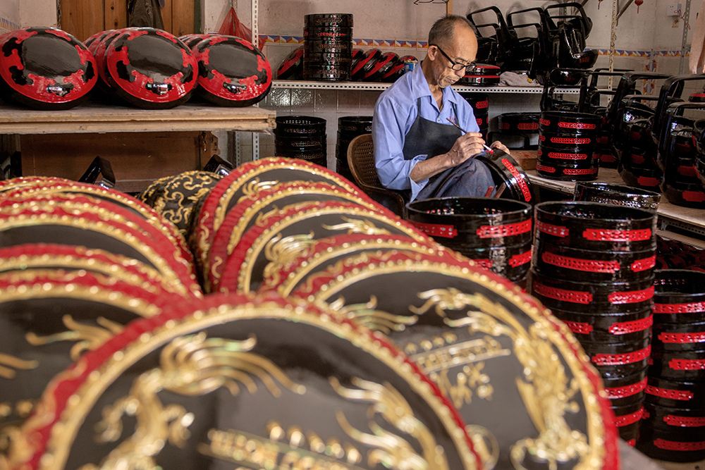 08,2015年9月27日,福建省永春县仙夹镇龙水村一油漆师在自家里为漆篮