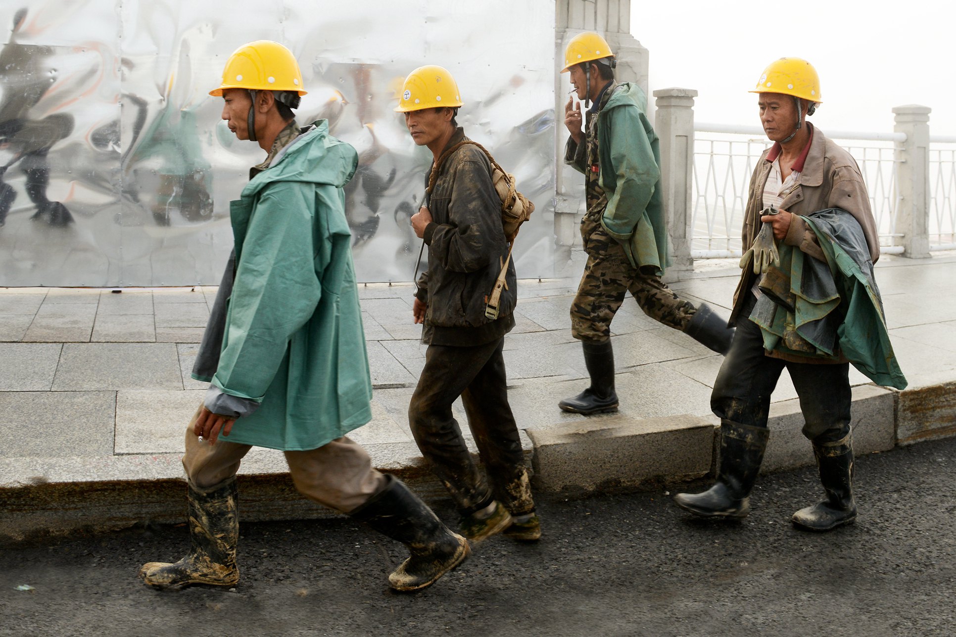 走向工地的农民工-中国第二届扶贫公益摄影大展投稿区-大众摄影网