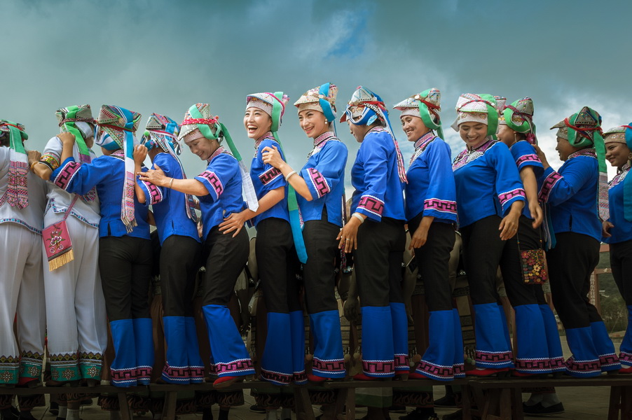 《雪地红缨》(白彝)