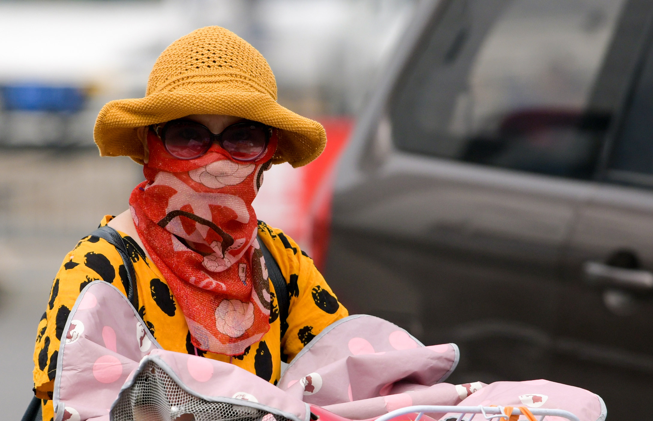 《全副武装》2019年7月28日涧西区南昌路口,一位为防晒而全副武装的
