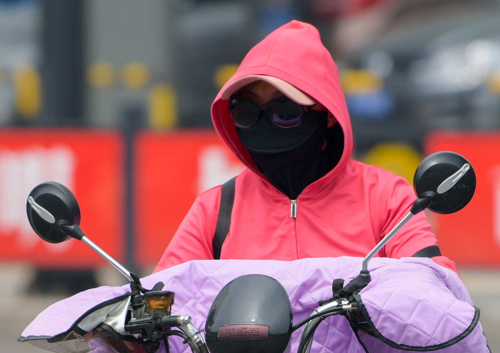 《全副武装》2019年7月28日涧西区南昌路口,一位为防晒而全副武装的