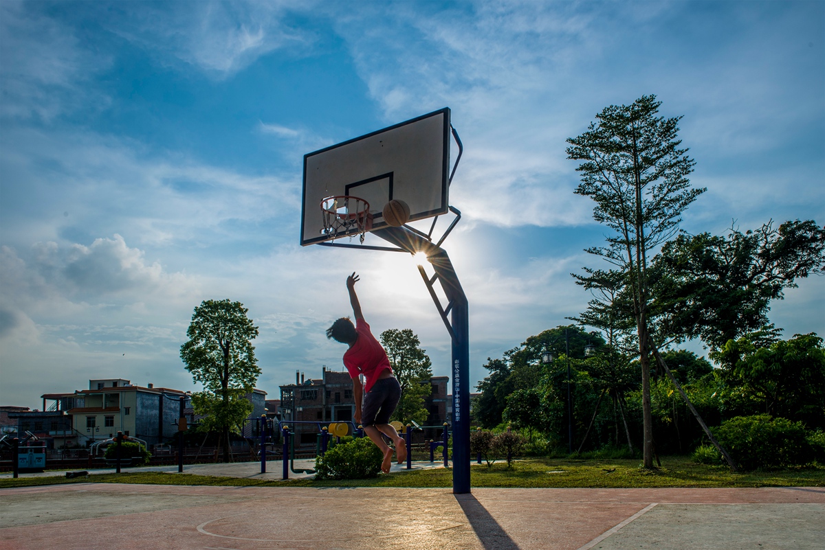 阳光下的篮球小子