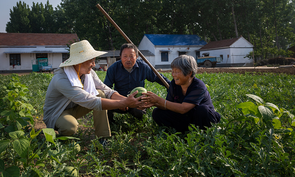 帮扶 扶贫干部在帮助贫困户
