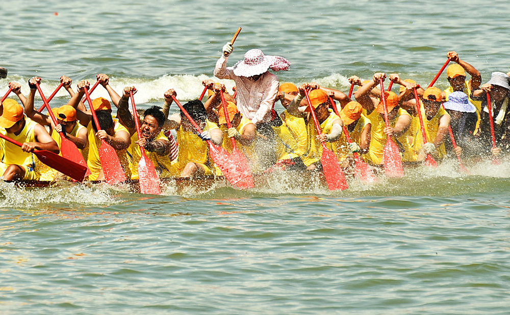 《龙舟竞渡》