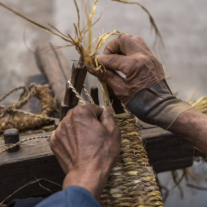 5.30歙县金川乡周家村老人编织红军草鞋已60余年.