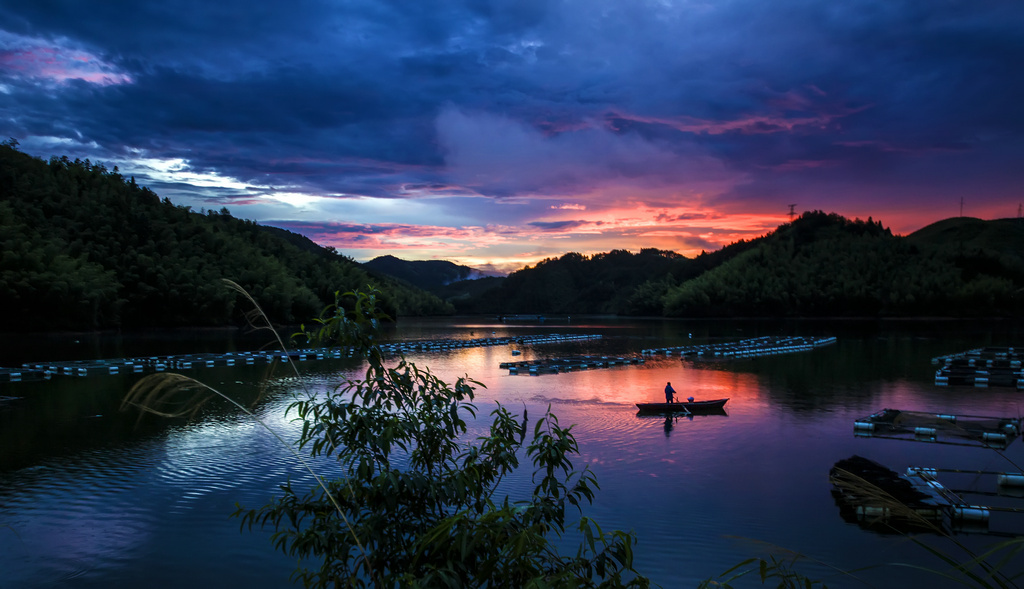 《霞染渔舟》2016年7月摄于周宁,晚霞下的渔船 (宁德).jpg