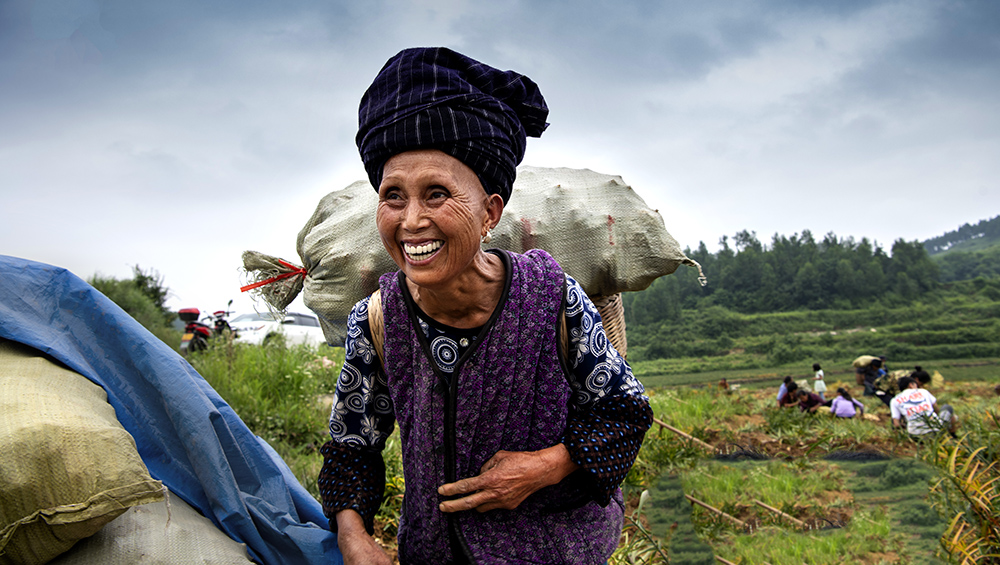 喜笑颜开脱贫忙