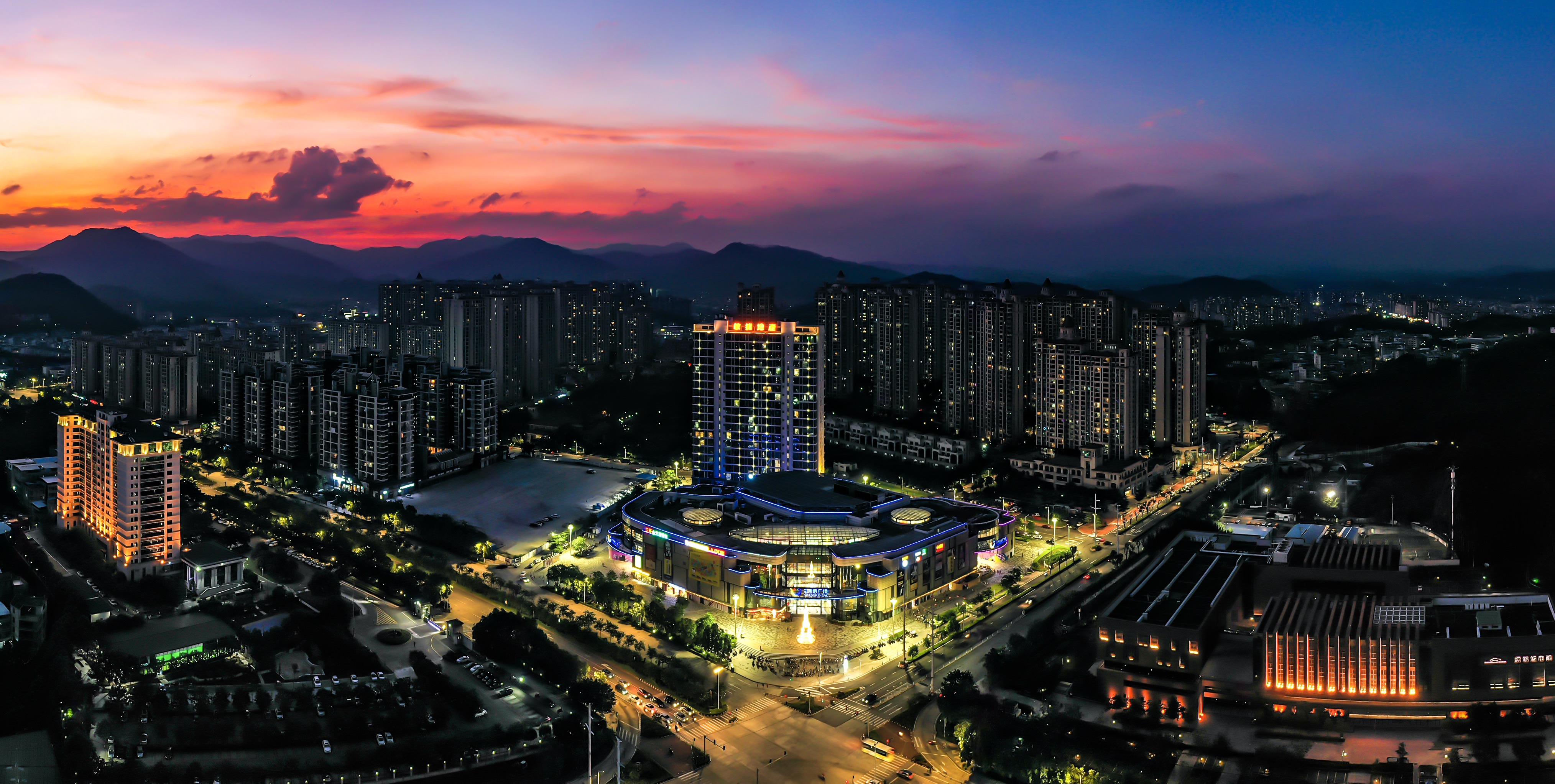 区 69 锦绣家园灯初亮   2019年6月摄于增城区茘城街锦绣国际花园