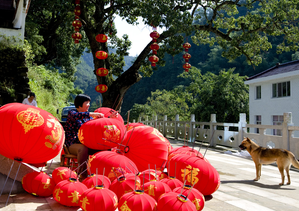 拍摄地点:浙江仙居县横溪镇  湫山乡雅溪村 大红灯笼可谓"中国符号"