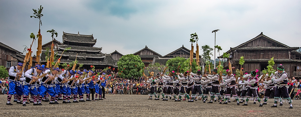 侗寨每年都要举行芦笙节活动,各寨芦 .