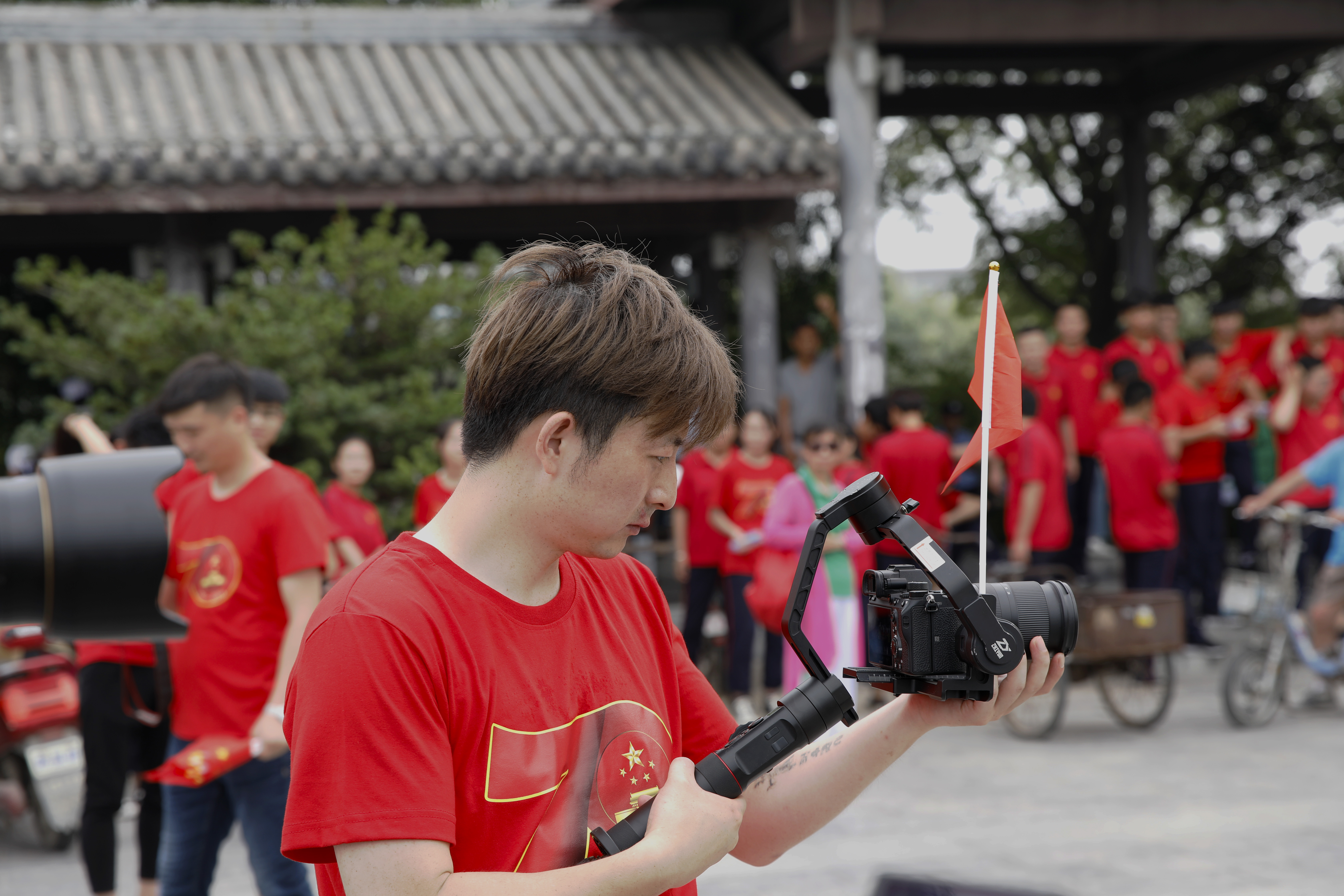 庆祝新中国成立70周年活动中敬业的摄影师