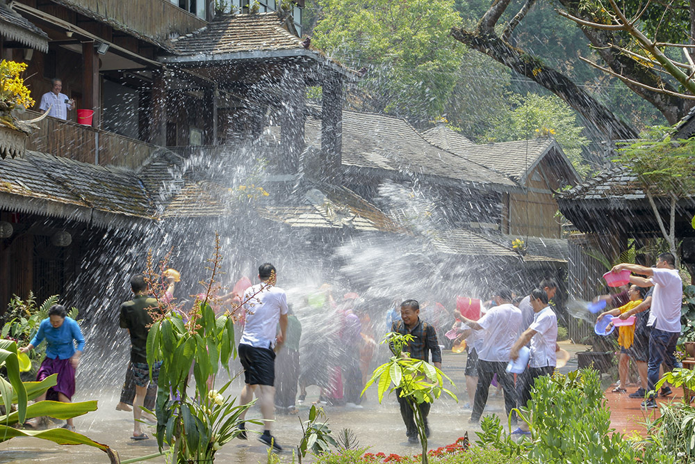 《泼水节》-中国第二届扶贫公益摄影大展投稿区-大众摄影网