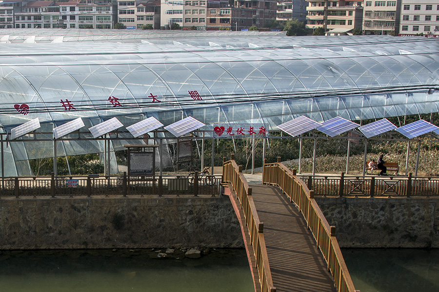扶贫大棚助扶贫 光伏长廊送光明20171213.jpg