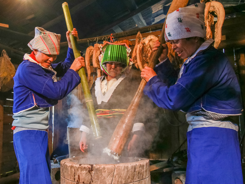 土瑶舂糍粑 (单幅) 选用山地栽种的糯米,浸泡蒸熟后,乘热将糯米饭放入