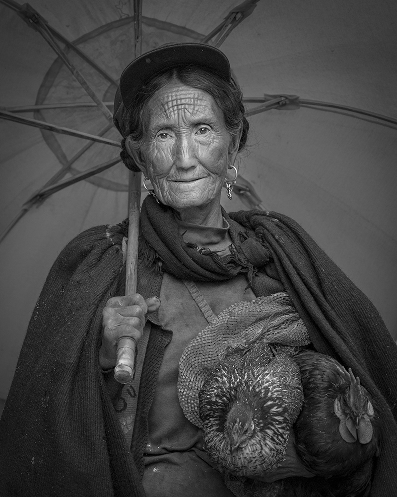 卖鸡的彝族老人