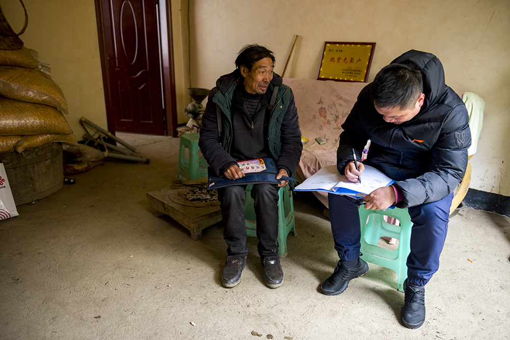 69 《扶贫情怀》组照 2019年2月19日拍摄于重庆巿城口县的贫困山区