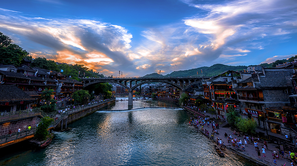 2017年7月13日拍摄于湖南凤凰古城,凤凰县政府精准大造旅游扶贫,带动