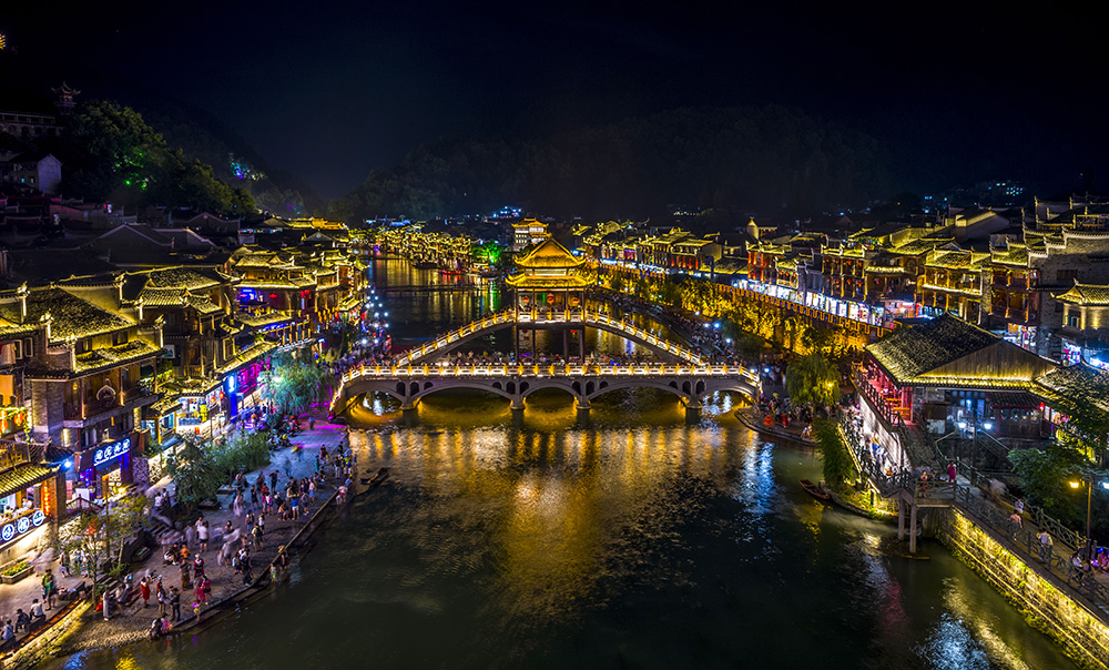 2017年7月13日拍摄于湖南凤凰古城,凤凰县政府精准大造旅游扶贫,带动