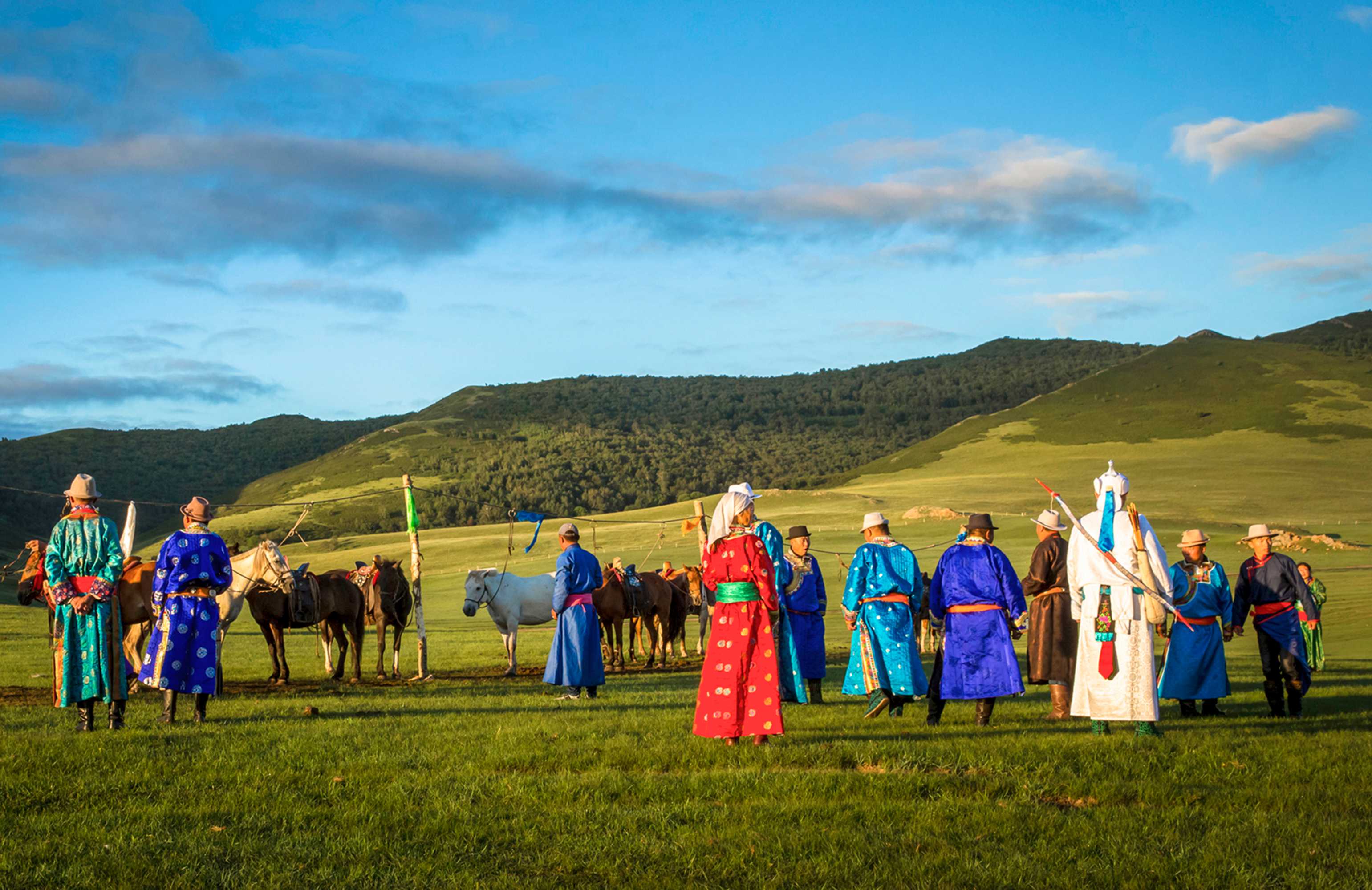 家,绕绕蒙古包一圈后,经过一番讨要红包等过程,迎亲人员进蒙古包里,蒙