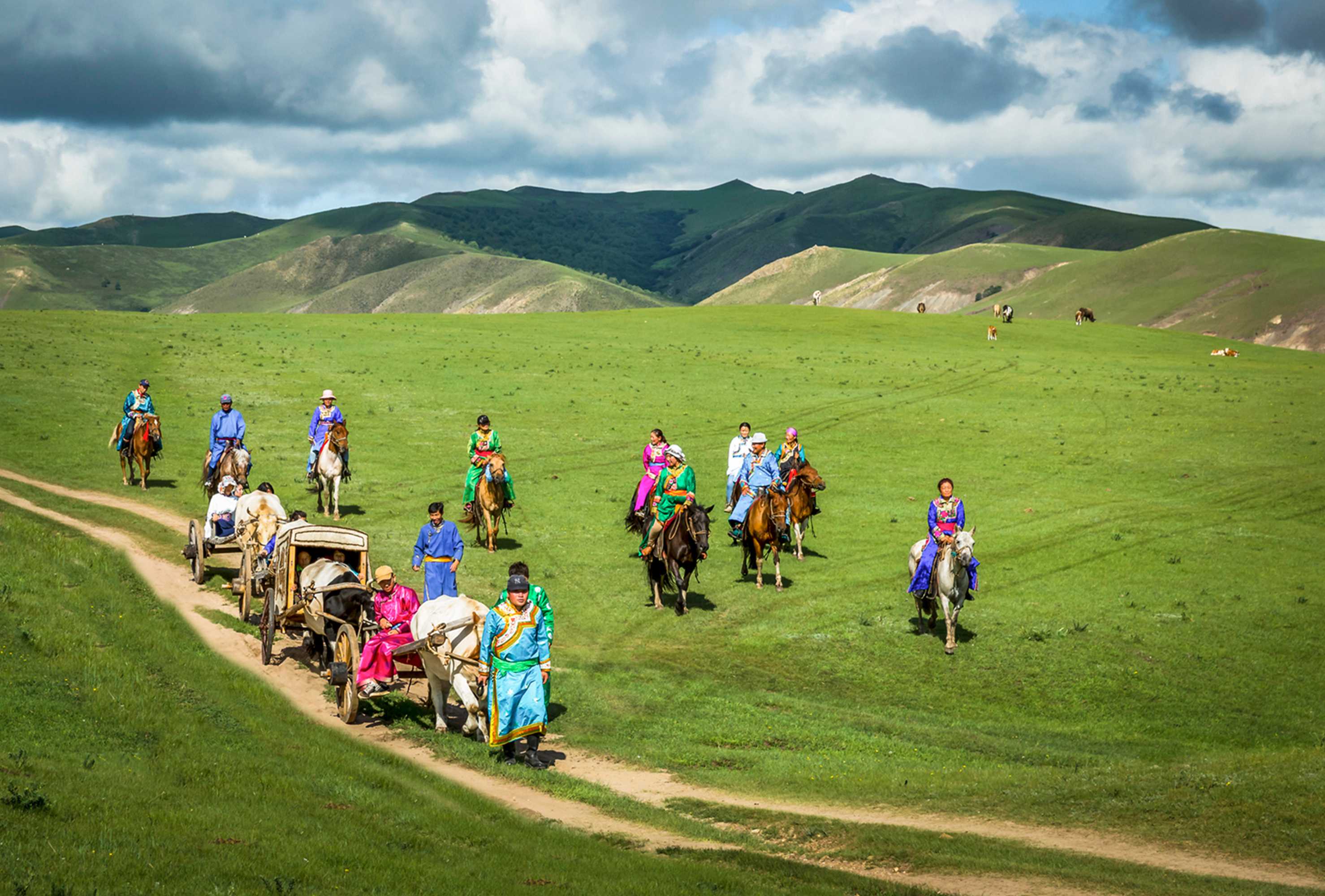 家,绕绕蒙古包一圈后,经过一番讨要红包等过程,迎亲人员进蒙古包里,蒙