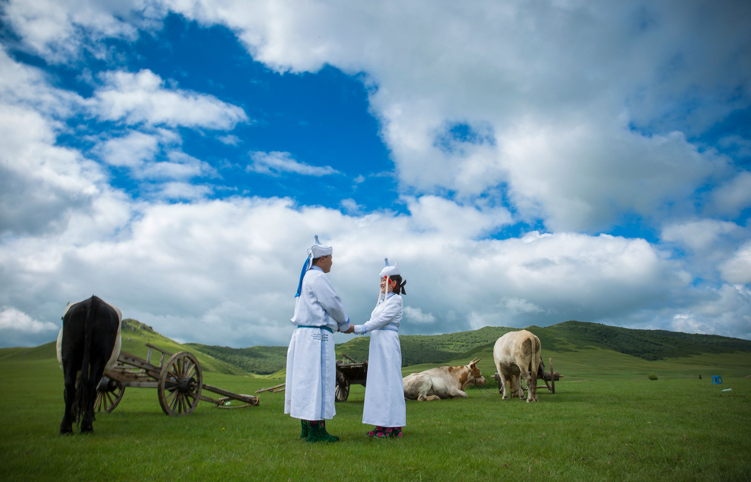 家,绕绕蒙古包一圈后,经过一番讨要红包等过程,迎亲人员进蒙古包里,蒙
