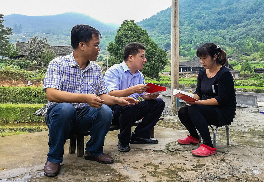 党员志愿者走进扶贫村