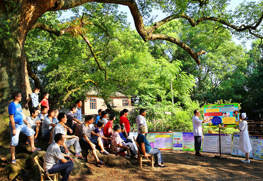 卫生扶贫进乡村