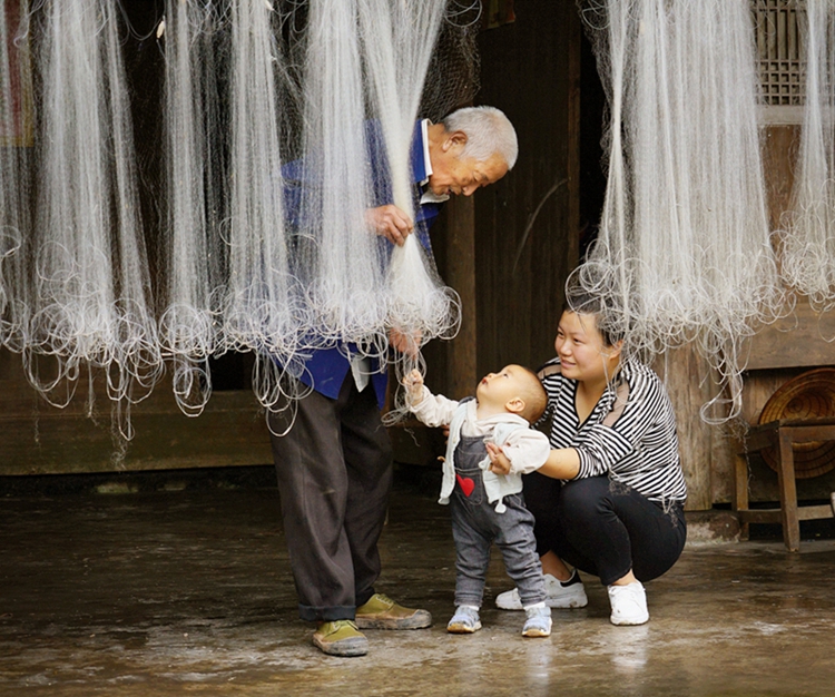 儿孙绕膝乐融融