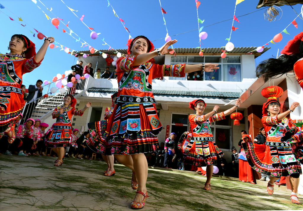 云南昆明晋宁彝族田坝村村民每逢喜事,都要以歌舞来表达主人家喜庆的