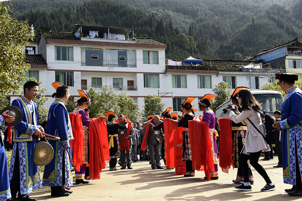 组照1村口迎接—2016年10月17日拍摄于四川省洪雅县瓦屋山镇