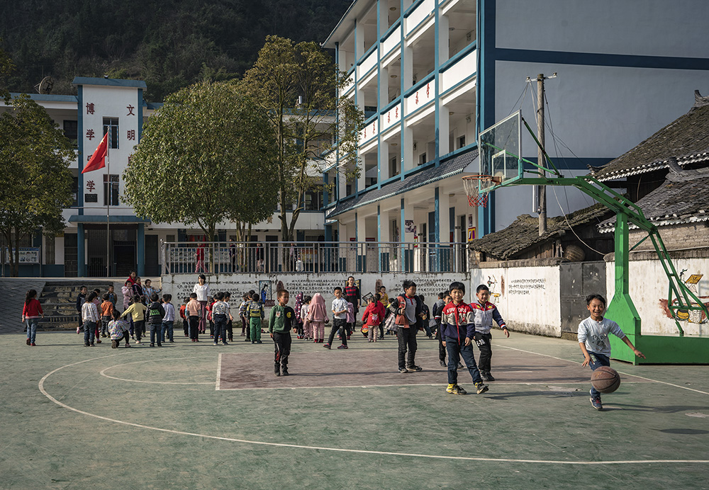 2019年3月20日拍摄于贵州黔东南州丹寨县南皋乡石桥小学,学生们正在上