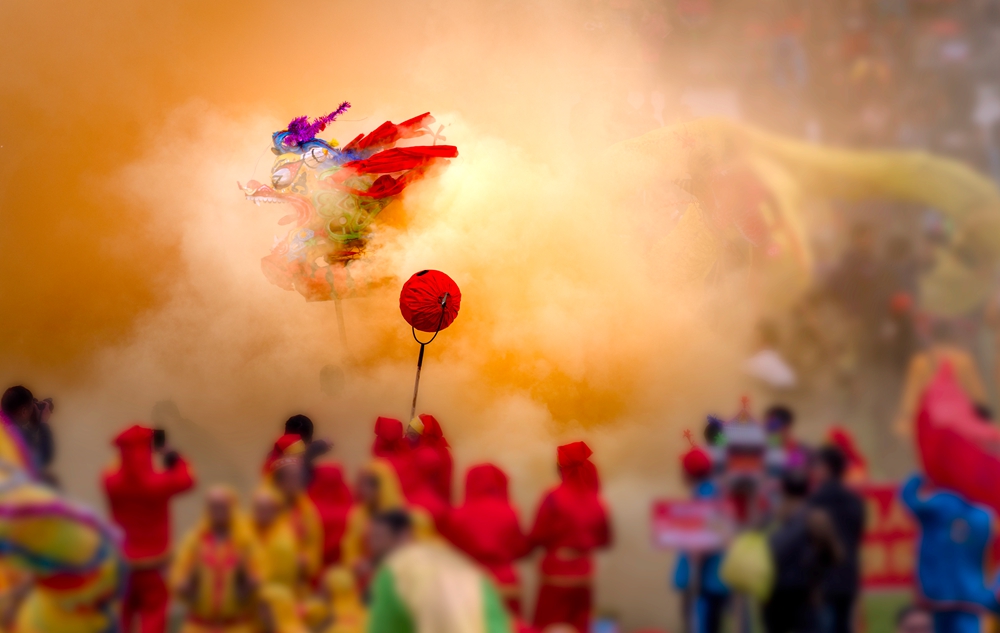 脱贫攻坚期间,老百姓受到很好的实惠,趁着过年大家出来舞龙为国祈福