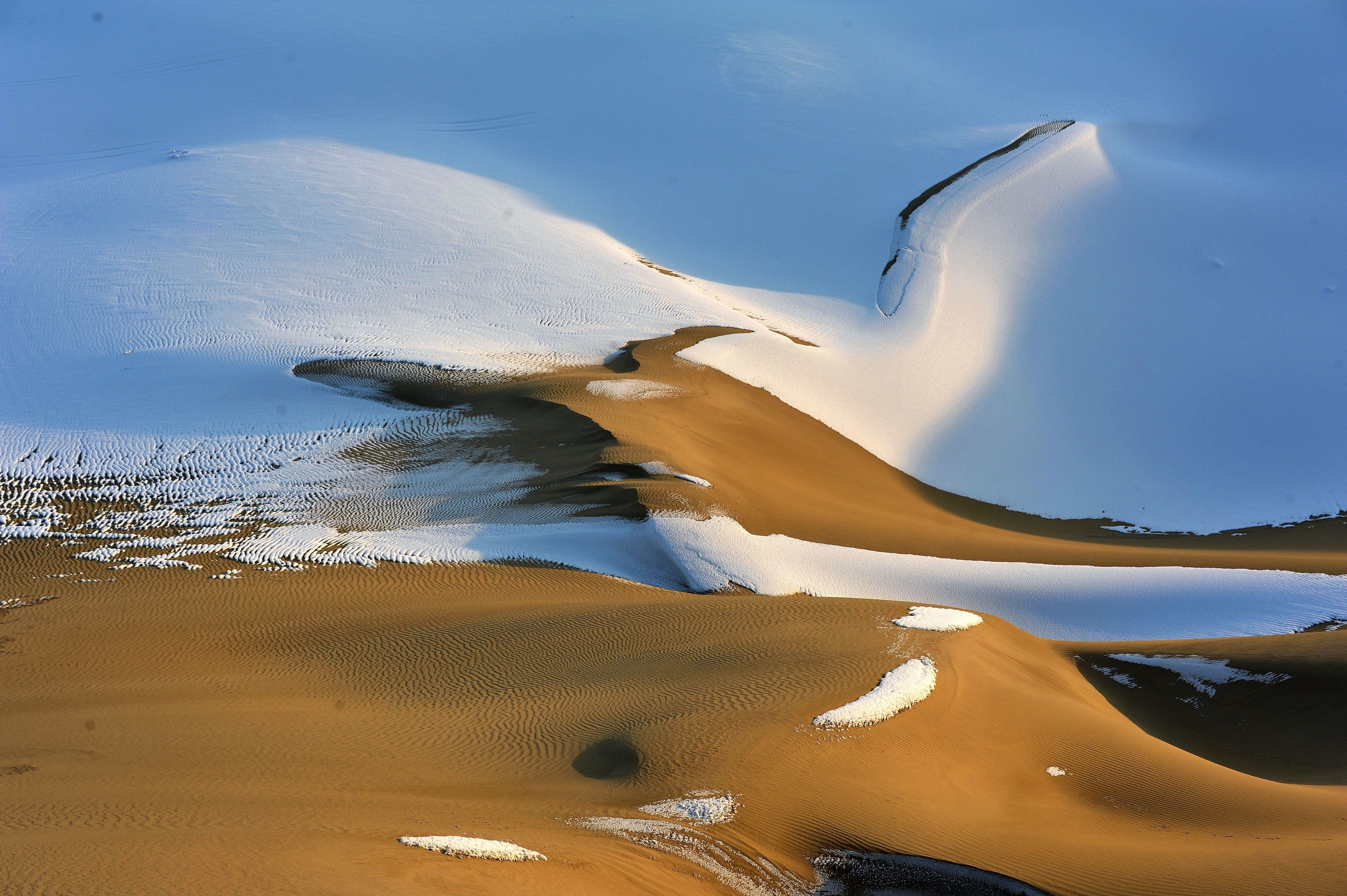 沙漠与雪 2016年1月1日拍摄于新疆巴州尉犁县