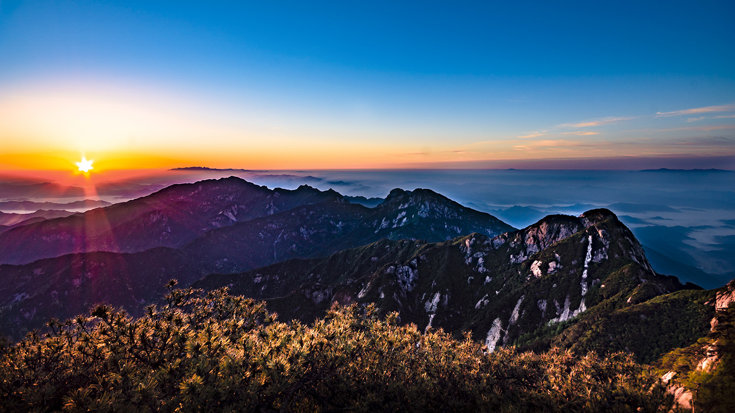 日出山岗披霞衣