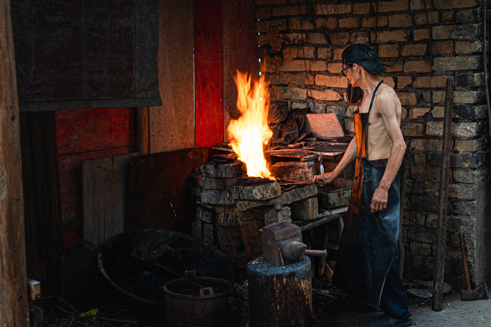 趁热打铁(组照)-中国第二届扶贫公益摄影大展投稿区-大众摄影网