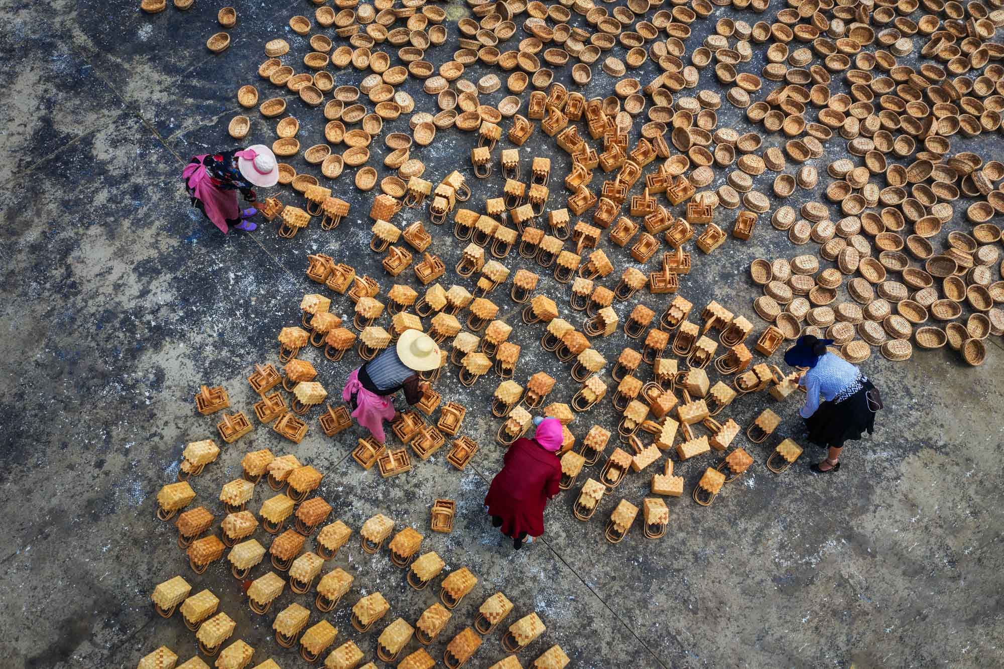 2019年8月3日,拍摄于江苏省连云港市赣榆区塔山镇柳编厂,工人们在
