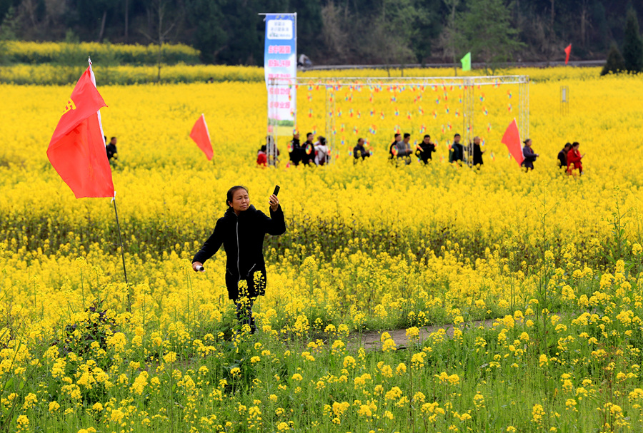 2019年3月,四川乐至县石湍镇油菜花节拉开了乡村旅游的序幕,当地通过