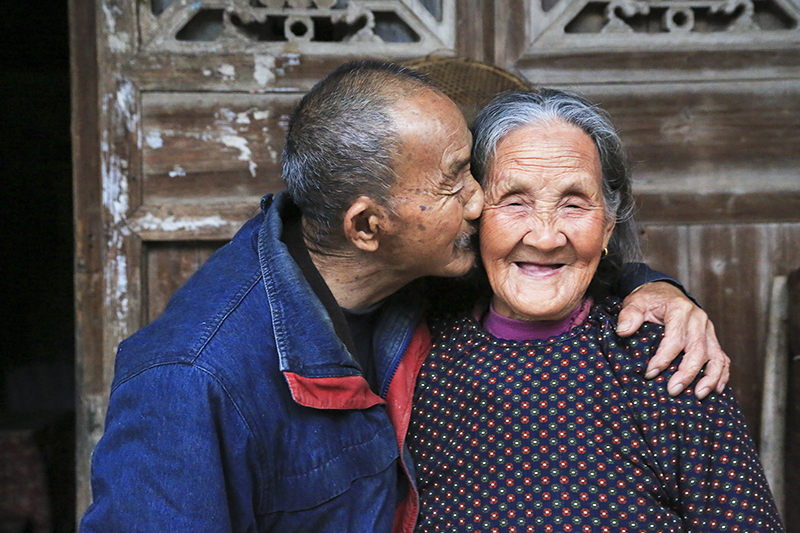 15日摄于湖南省永州市双牌县泷泊镇观文口村八十多岁的老俩口相濡以沫