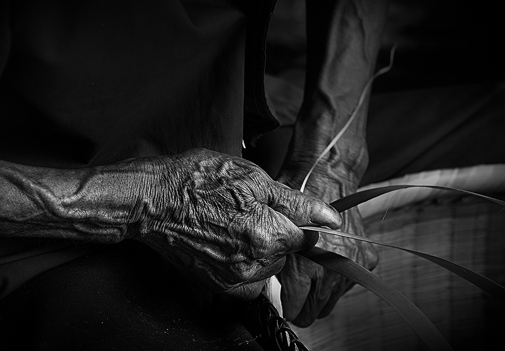 为了生活.用一双沧桑而有劲的双手手编织着竹篓子.