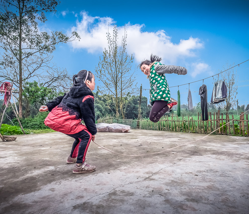 农家小院跳绳女-中国第二届扶贫公益摄影大展投稿区-大众摄影网