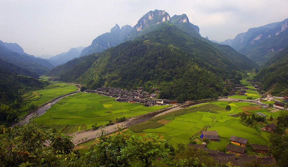 《吕洞山下的苗寨》