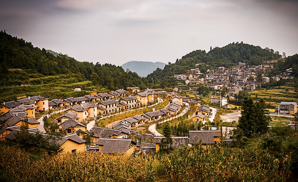 第二届扶贫公益摄影大展投稿区 69 苗家新居 凤凰老洞苗寨历史悠久