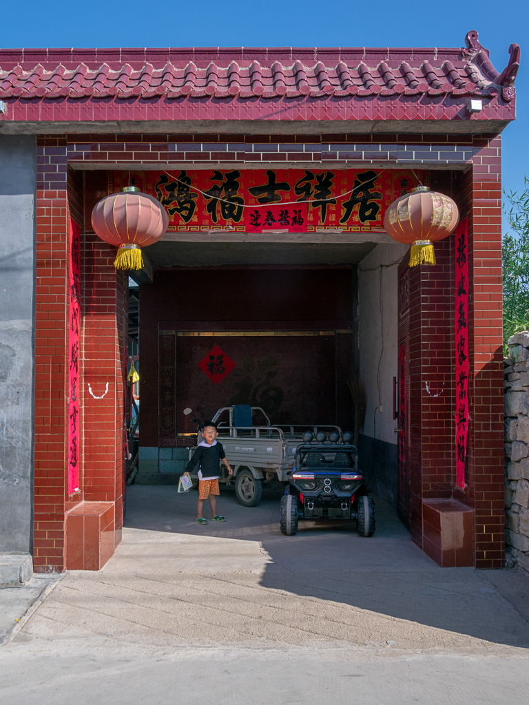 06,大门宽敞,灯笼高挂,致富有望,农民生活有了奔头.