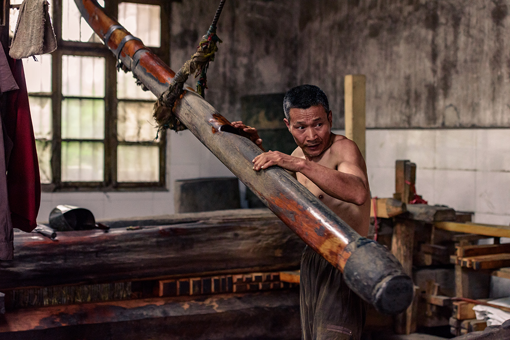 老榨油坊里的汉子(组照)-中国第二届扶贫公益摄影大展投稿区-大众摄影