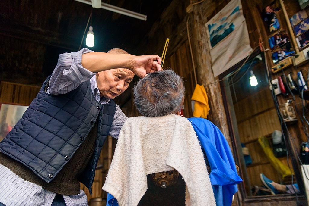 乡村理发师(组照)-中国第二届扶贫公益摄影大展投稿区-大众摄影网