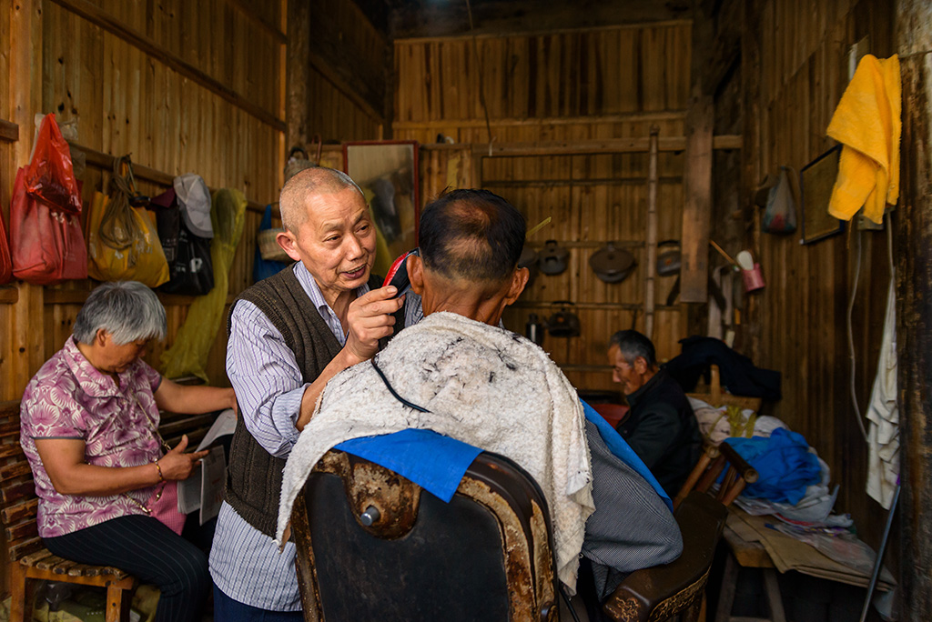 乡村理发师(组照)-中国第二届扶贫公益摄影大展投稿区-大众摄影网