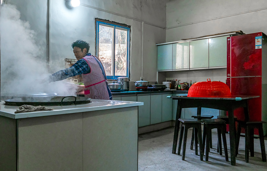 厨改后的农户厨房,各种电器一应俱全