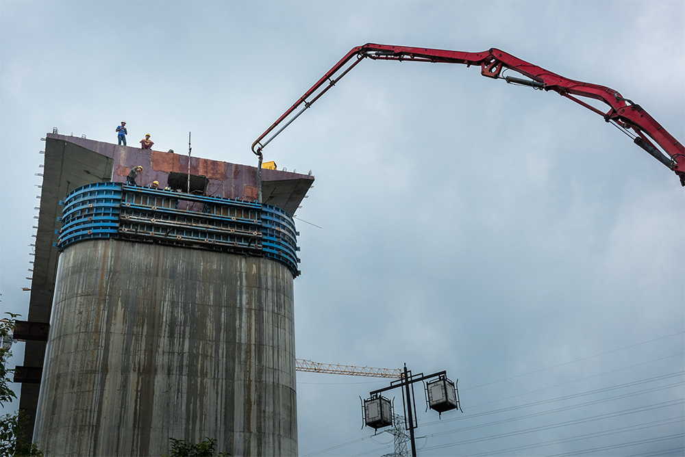工人正在水泥灌浆,桥墩浇筑