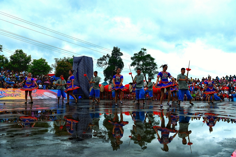 相传,六月六"是苗族祭祀祖先的节日,苗族祖先盘瓠娶远古时三皇五帝中
